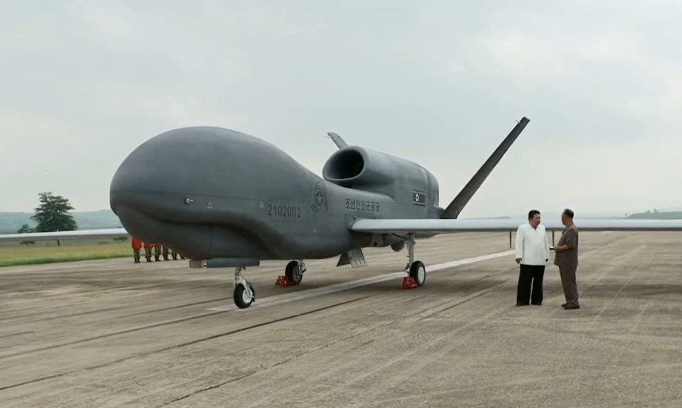 Ông Kim Jong Un thị sát UAV Saetbyol-4 (ảnh: KCTV)