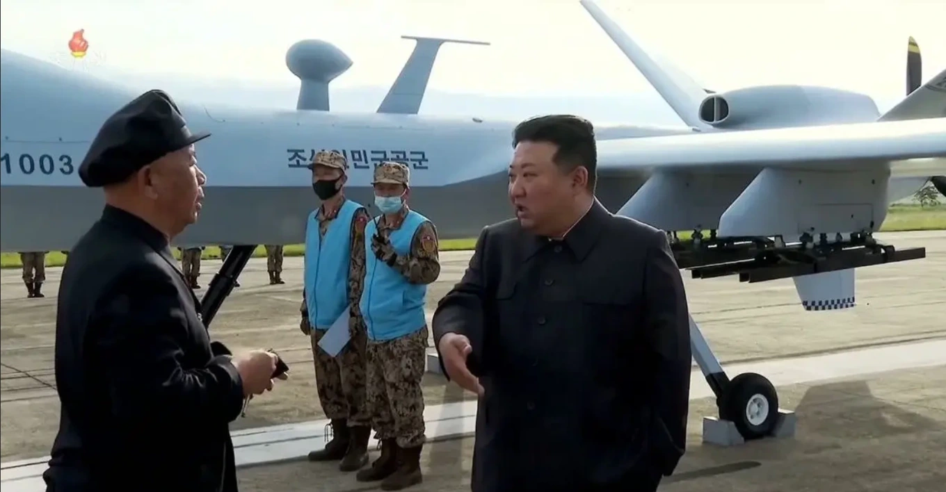 Ông Kim Jong Un đứng cạnh UAV Saetbyol-9 (ảnh: KCTV)