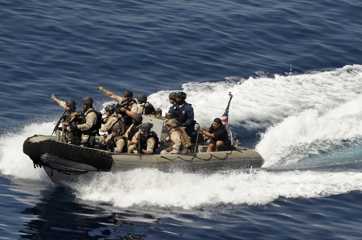 Nhóm binh sĩ Mỹ di chuyển trên biển bằng xuồng cao su.