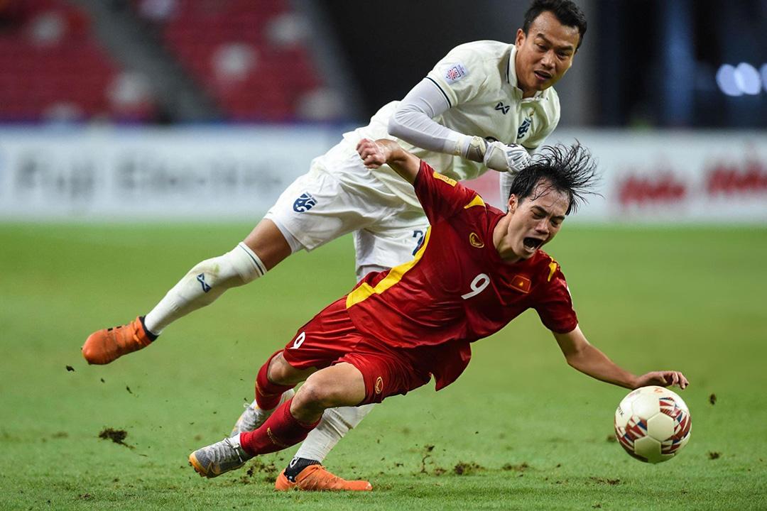 Tốc độ của Văn Toàn (số 9) có thể sẽ hữu ích trước Indonesia. (Ảnh: ROSLAN RAHMAN/Getty)