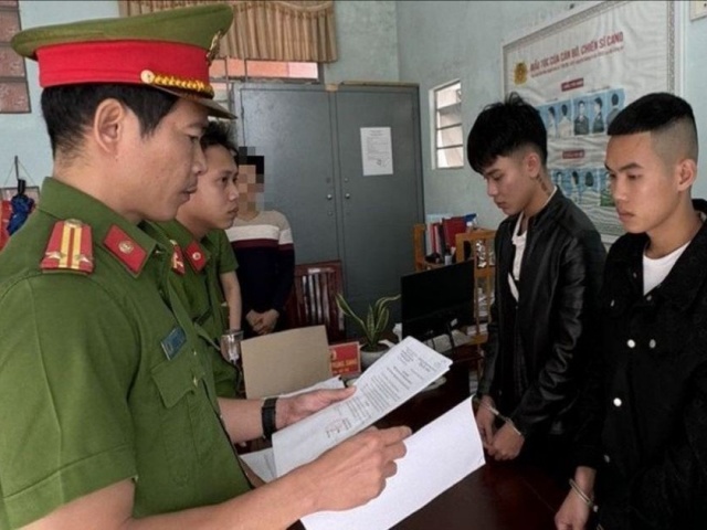 Pháp luật - Nhiều người sập bẫy lừa đóng phí làm 'thẻ phi công' phục vụ quý bà