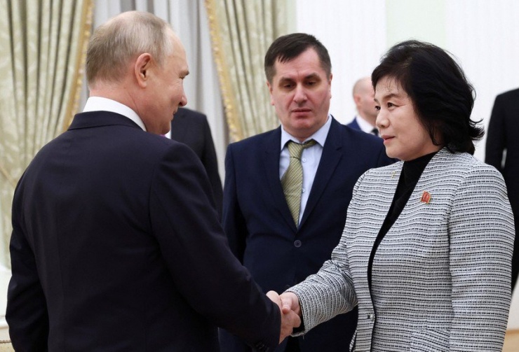 Tổng thống Nga Vladimir Putin (trái) bắt tay Bộ trưởng Ngoại giao Triều Tiên Choe Son-hui hôm 16-1 tại Moscow (Nga). Ảnh: REUTERS