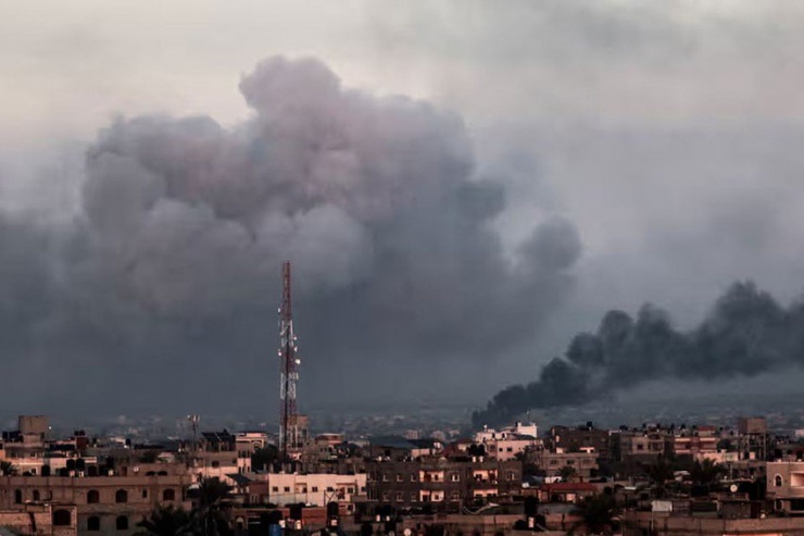 TP Khan Younis (miền Nam Gaza) chìm trong làn khói ngày 16-1 trong bối cảnh giao tranh giữa Israel và Hamas vẫn ác liệt. Ảnh: AFP