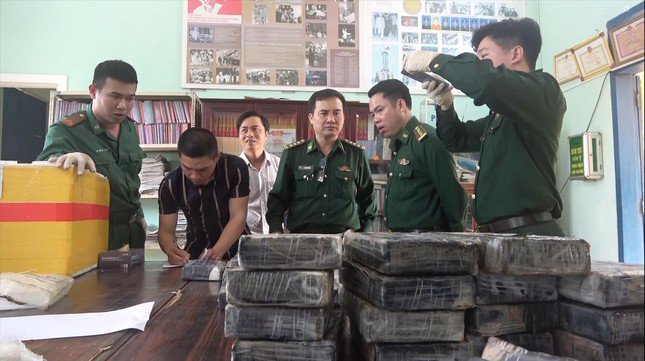 Các lực lượng chức năng kiểm tra lô cocain vừa trôi dạt vào bờ biển Quảng Ngãi. ảnh: Văn Chương