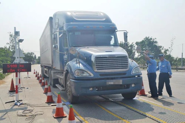 Lực lượng Thanh tra Sở GTVT tỉnh Quảng Nam kiểm tra tải trọng xe Ảnh: Báo Quảng Nam