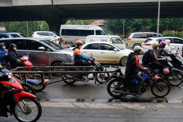 Ghi nhận của PV, sau những vụ tai nạn thương tâm xảy ra do xe tự chế, các xe này vẫn "lộng hành" trên nhiều tuyến đường ở Hà Nội