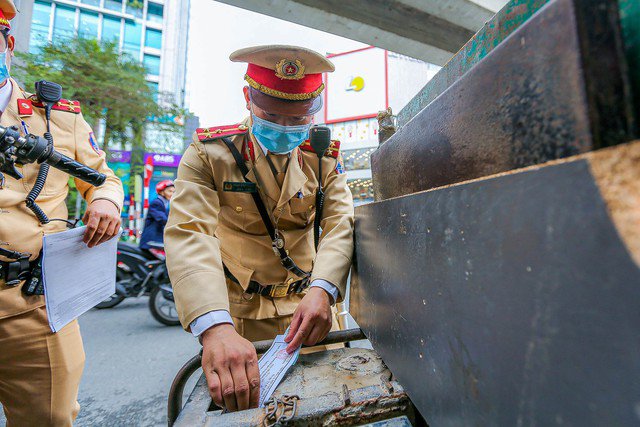 Đội CSGT số 3 niêm phong nhiều trường hợp xe tự chế chở thép, tôn... lộng hành trên các tuyến đường ở Hà Nội