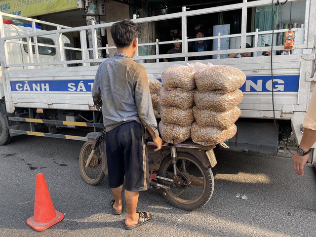 Choang voi xe mu o TP HCM mat an toan khi di chuyen tren pho - 6