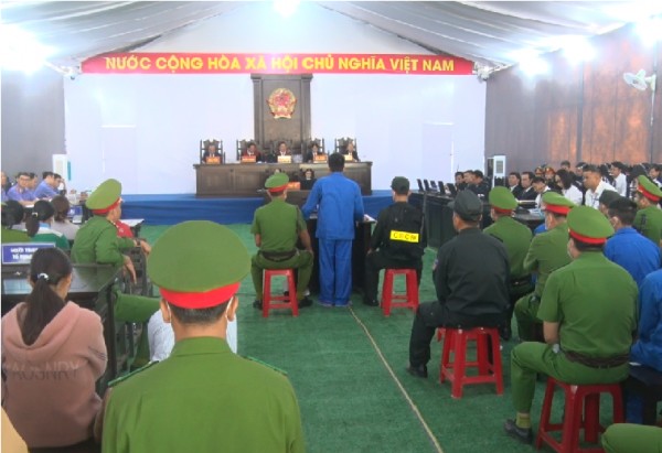 Phiên tòa xét xử công khai, khách quan.