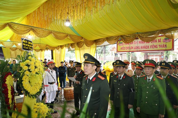 Lãnh đạo Công an tỉnh Lào Cai và đoàn công tác thăm, viếng Đại uý Bùi Văn Đức.