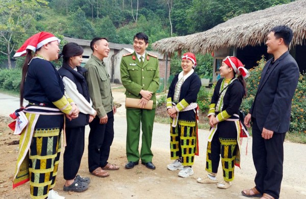Đại uý Bùi Văn Đức tuyên truyền việc chấp hành pháp luật tới bà con địa bàn.