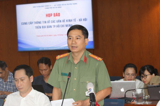 Thượng tá Lê Mạnh Hà - Phó trưởng phòng Tham mưu Công an TPHCM trả lời họp báo. Ảnh: Thành Nhân