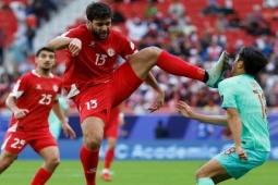 Bóng đá - Rợn người cú "kungfu" vào mặt cầu thủ Trung Quốc, báo quốc tế lên án