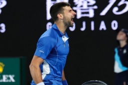 Thể thao - Djokovic bị "chấn thương và cúm", vẫn thắng khó tin ở Australian Open