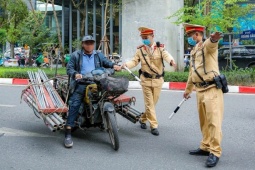 Tin tức trong ngày - Xe tự chế cồng kềnh &quot;tung hoành&quot; trên đường phố Hà Nội