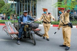 Tin tức trong ngày - Xe tự chế cồng kềnh "tung hoành" trên đường phố Hà Nội