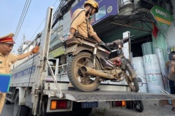 Tin tức trong ngày - Choáng với xe "mù" ở TP HCM