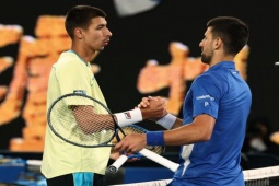 Thể thao - Djokovic 36 tuổi chạy "bở hơi tai" vì bị sao trẻ phá sức ở Australian Open