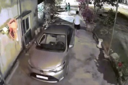 Ô tô - Clip: Quên kéo phanh tay khiến ô tô lùi làm chủ xe "bật nhảy như tôm"