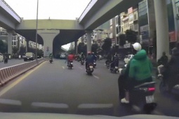 Xe máy - Xe đạp - Clip: Thót tim xe máy bị người đi bộ "hạ gục"