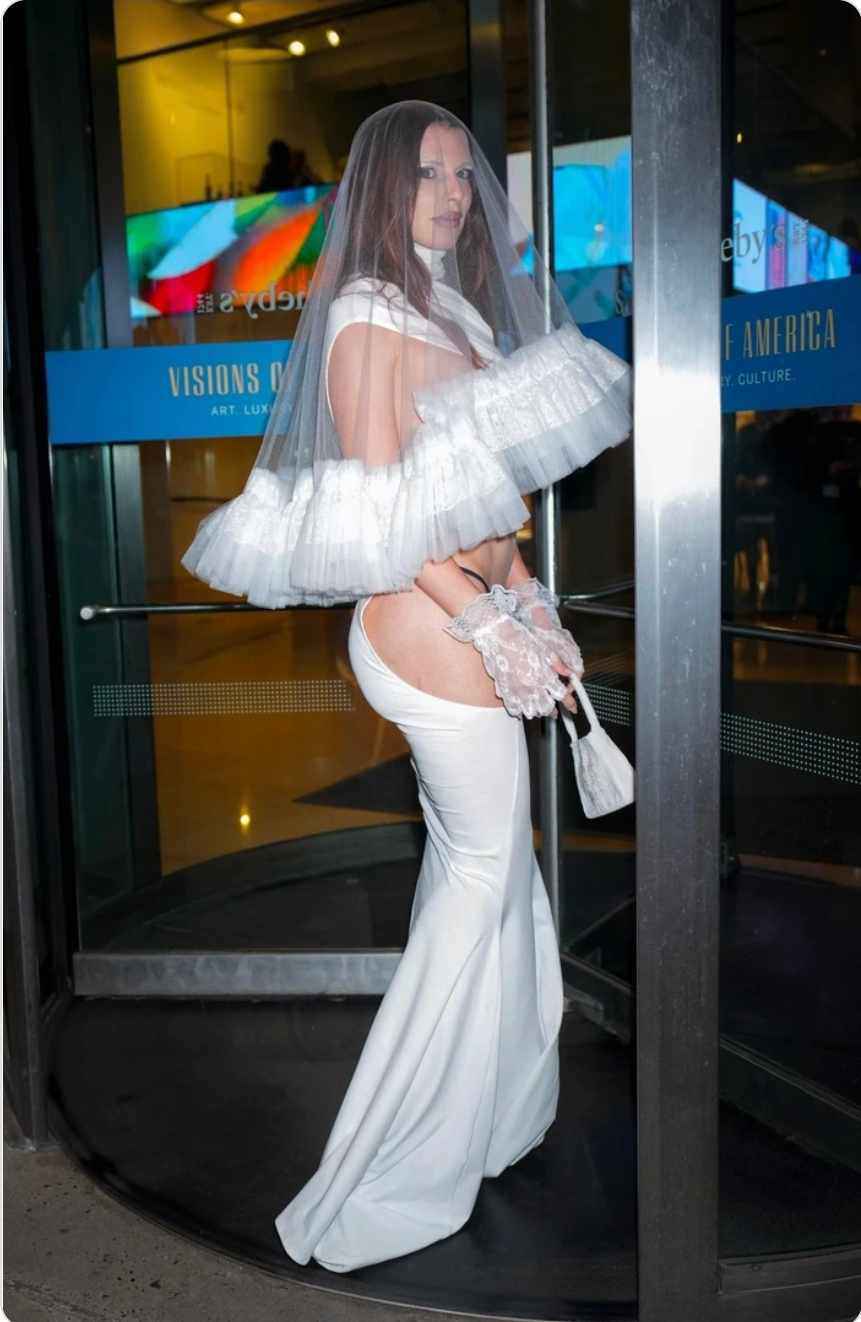 Nữ diễn viên mặc đồ cưới kiệm vải kém duyên, bị chỉ trích khi muốn nổi tiếng bất chấp - 1