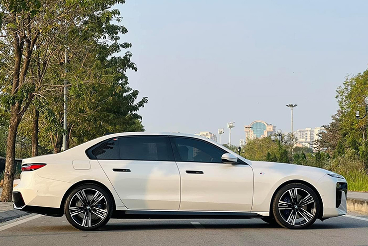 BMW 7-Series thế hệ mới lên sàn xe cũ chịu lỗ hơn 600 triệu đồng - 3