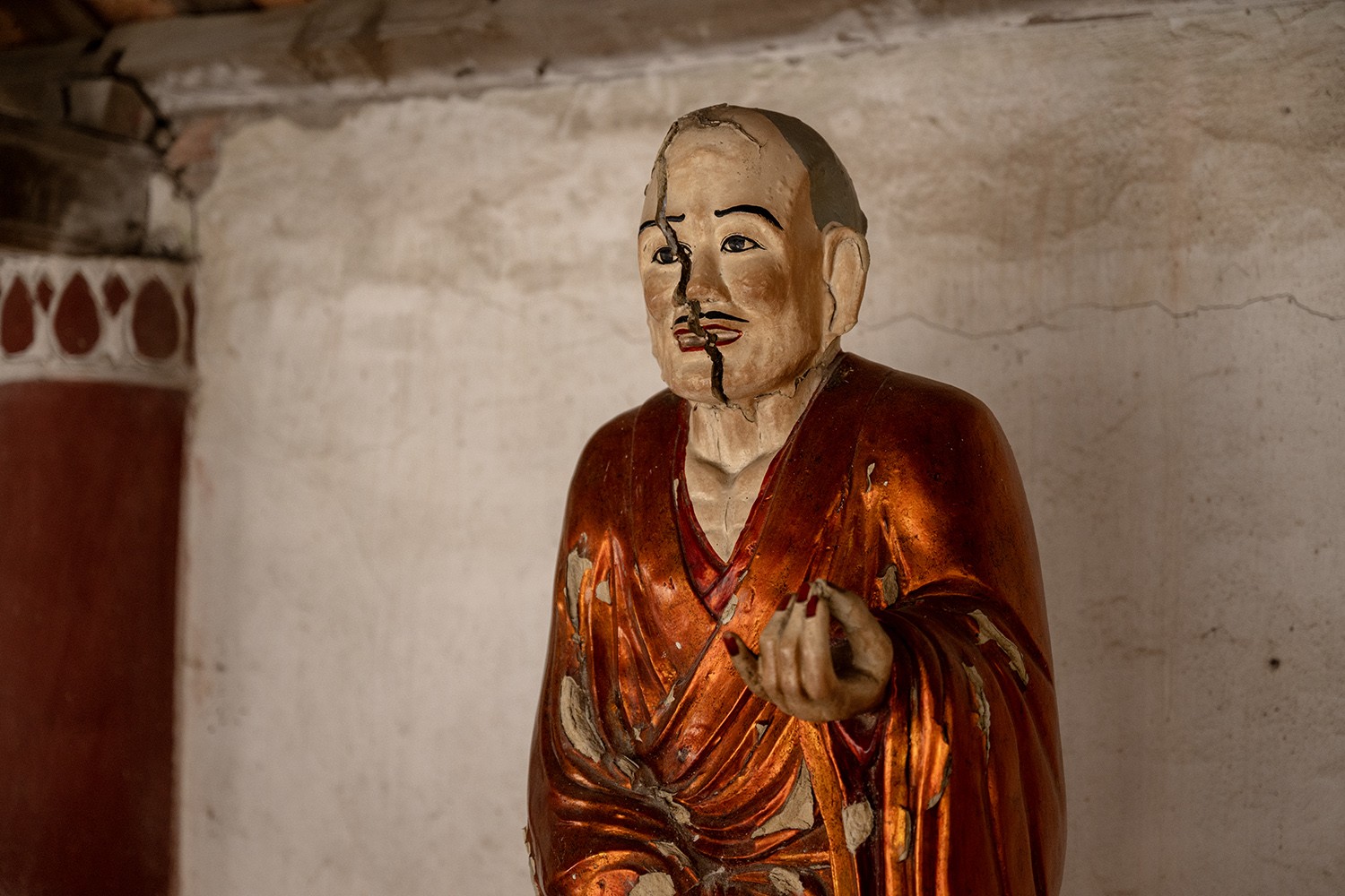 Nhiều tượng Phật cũng bị hư hỏng, nứt toác