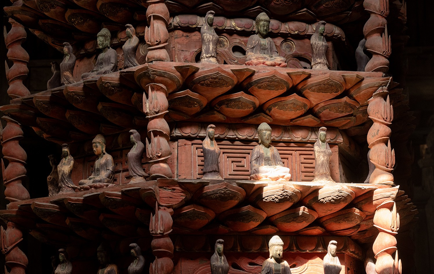 Trên Cửu phẩm có 145 pho tượng Phật. Toàn bộ kết cấu Cửu phẩm liên kết với một trụ gỗ lim lớn ở giữa, trụ này đặt trên ngõng đá, tựa một ổ bi.
