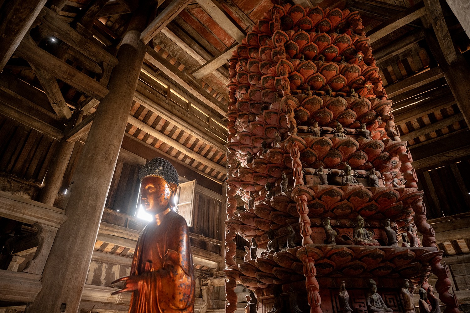 Vào ngày lễ Phật, chỉ cần 2 người đẩy, Cửu phẩm có thể quay nhẹ nhàng. Tòa Cửu phẩm liên hoa là công trình kiến trúc Phật giáo độc đáo chỉ có ở Việt Nam.