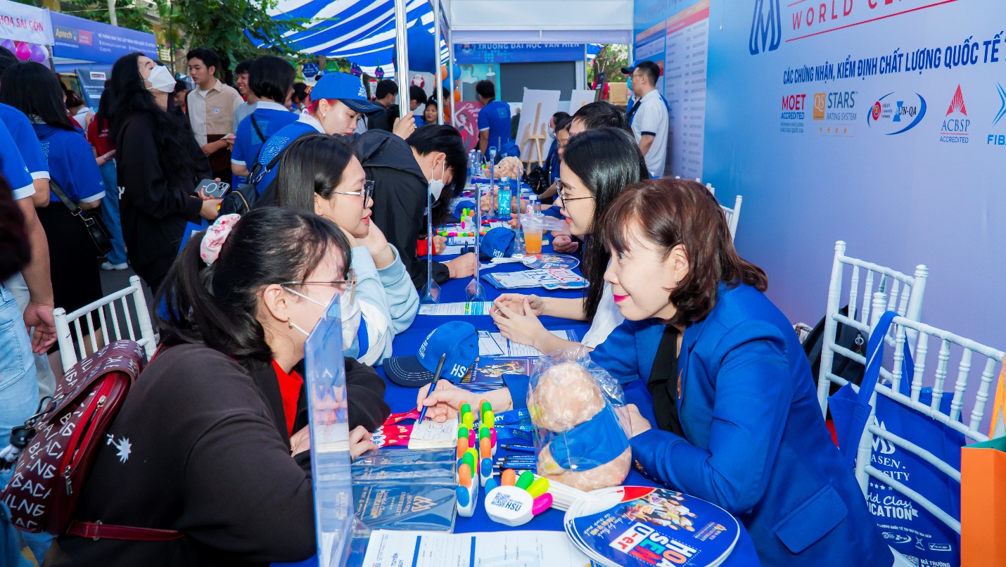 Thí sinh tìm hiểu thông tin tuyển sinh HSU tại ngày hội tư vấn tuyển sinh 2024.