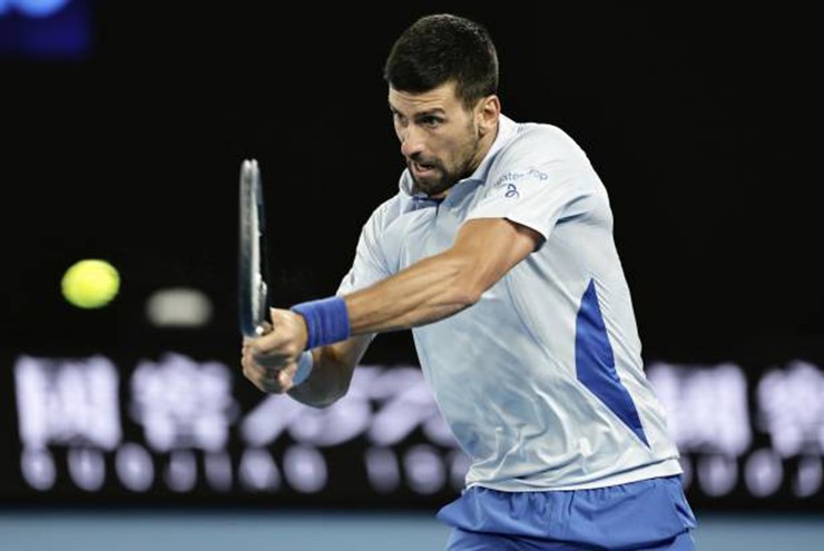 Novak Djokovic đang vừa bị ốm, vừa bị đau cổ tay
