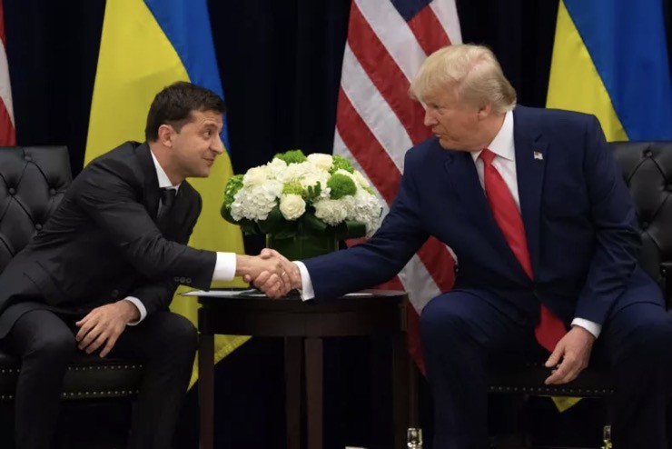 Ông Zelensky bắt tay ông Trump tại một cuộc gặp diễn ra ở New York năm 2019.