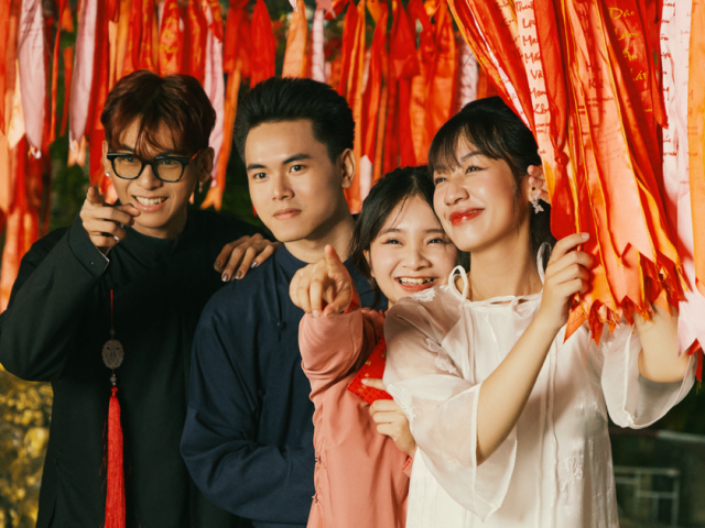 Giới trẻ đổ xô check-in cây Ước Nguyện hơn 300 tuổi ở Sài Gòn