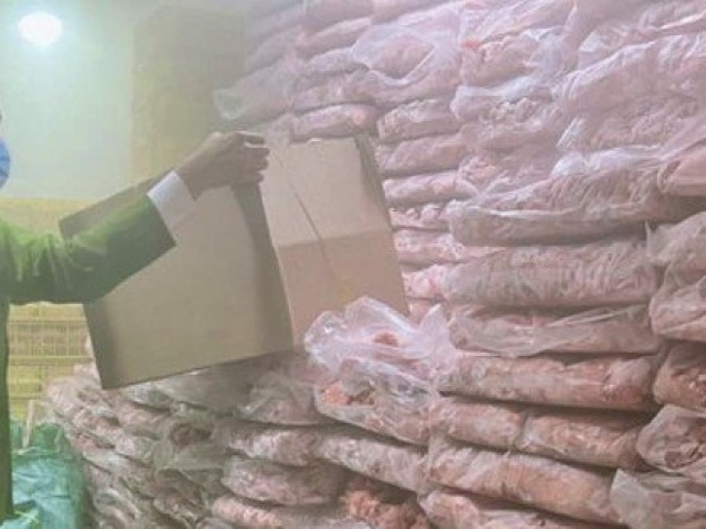 Thị trường - Tiêu dùng - Thu giữ hơn 6,2 tấn mỡ bò, óc lợn trôi nổi chuẩn bị vào nhà hàng, quán ăn