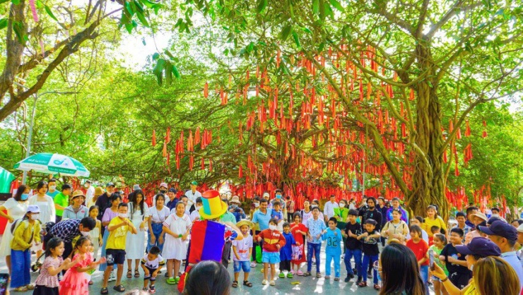 Giới trẻ đổ xô check-in cây Ước Nguyện hơn 300 tuổi ở Sài Gòn
