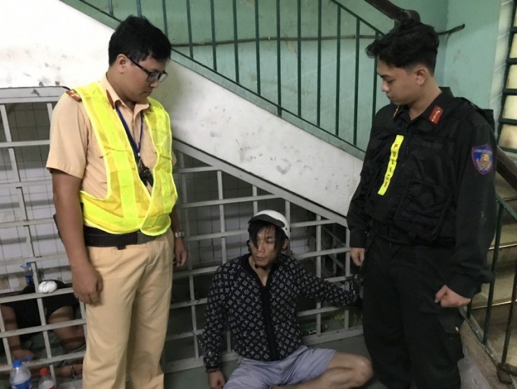 Đại úy Hải bắt kẻ cướp taxi tại Nguyễn Hữu Cảnh. Ảnh: CA