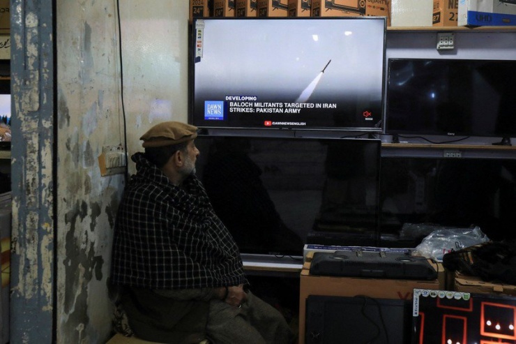 Tivi phát bản tin về vụ Pakistan nã tên lửa vào Iran hôm 18-1. Ảnh: REUTERS