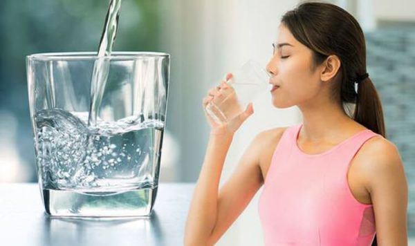 Uống nhiều nước giúp phòng ngừa và điều trị sỏi thận.