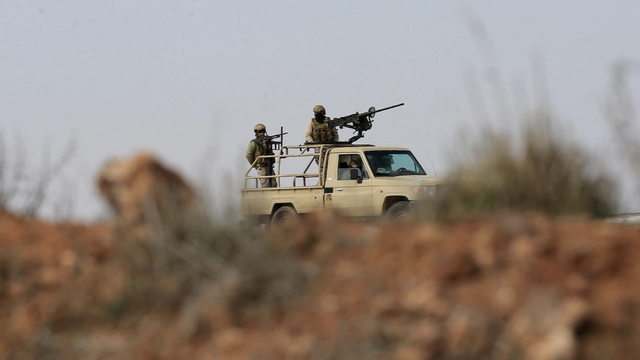 Binh sĩ Jordan tuần tra ở al-Washash, Mafraq, giáp Syria. Ảnh: AP