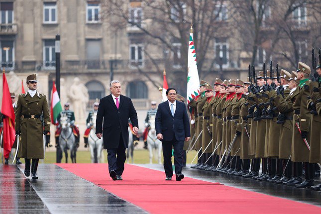 Hai Thủ tướng Việt Nam và Hungary duyệt đội danh dự. Ảnh: Đoàn Bắc.