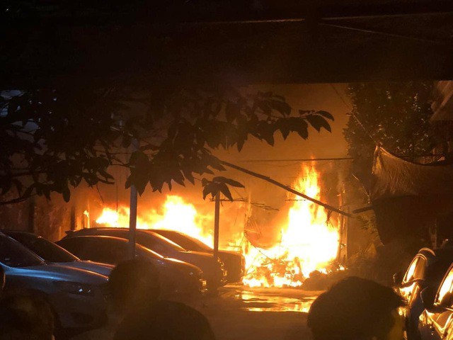 Cháy lớn tại một bãi giữ xe ôtô trong đêm - 2