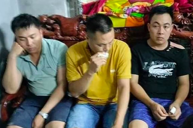 Ba cựu sĩ quan cảnh sát bị dân bắt quả tang bắn trộm dê.