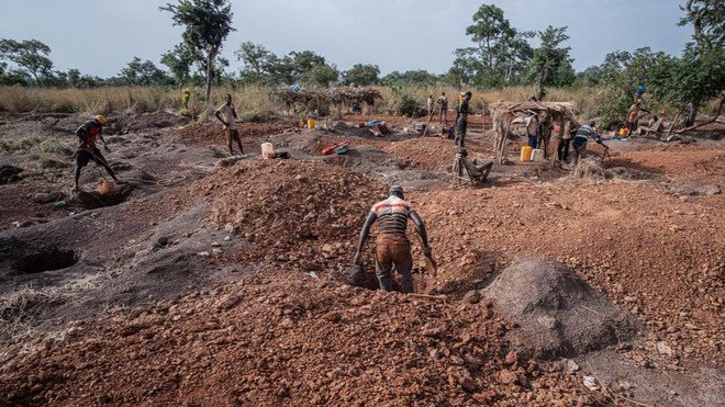 Những người khai thác vàng nạo vét đáy sông Faleme trên bờ thuộc lãnh thổ Mali