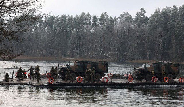 Phương tiện quân sự của Ba Lan được vận chuyển để tham gia cuộc tập trận TUMAK-22 của NATO. Ảnh: Reuters