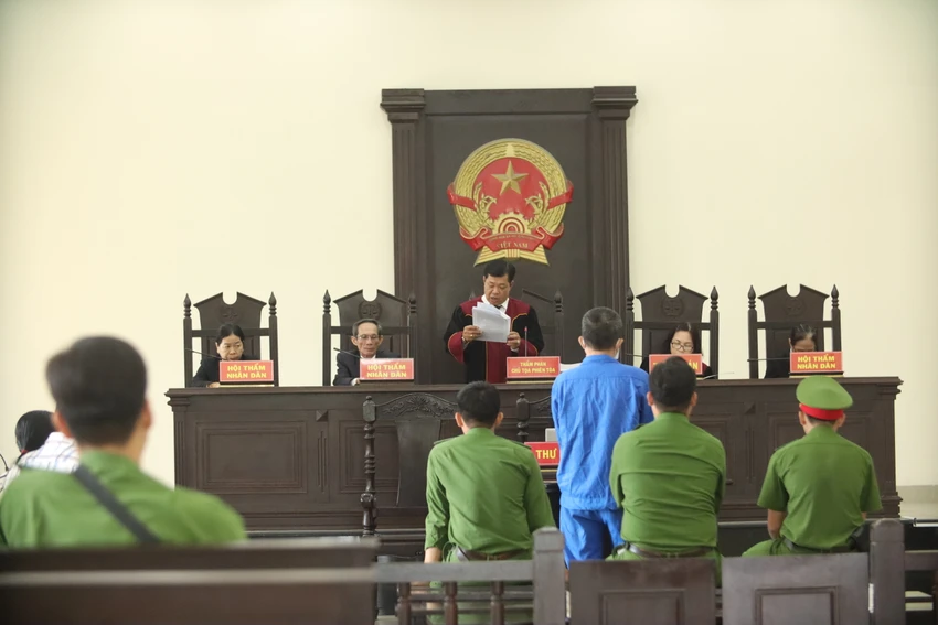 Phiên tòa xét xử bị cáo Lê Minh Chiến sát hại thiếu nữ 18 tuổi. Ảnh: HUỲNH DU
