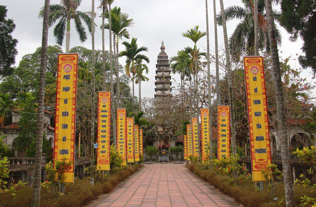 Theo tìm hiểu của phóng viên, chùa Phổ Minh (thuộc phường Lộc Vượng, thành phố Nam Định, tỉnh Nam Định), là ngôi chùa cổ trên 800 năm tuổi được xây dựng từ thời Lý, là một trong những Di tích lịch sử Quốc gia đặc biệt đã được xếp hạng. Đây là một trong những công trình tiêu biểu cho kiến trúc thời Trần.
