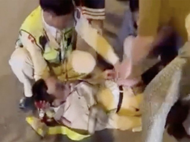 Thiếu tá Hồ Sỹ Tích bị thương nặng sau khi bị nam sinh lớp 12 điều khiển xe máy tông vào