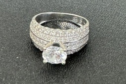 Pháp luật - Đỗ ô tô trước căn biệt thự không có người trông, người phụ nữ mất trộm cả "kho" trang sức