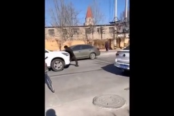 Phi thường - kỳ quặc - Cơm không lành canh không ngọt, vợ lao xe ô tô cán qua người chồng