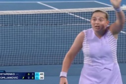Thể thao - Nữ tay vợt gây choáng đuổi ban huấn luyện khỏi khán đài Australian Open